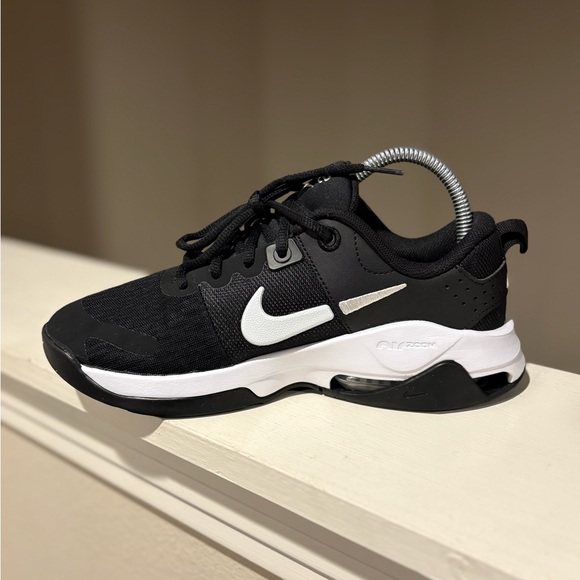 Nike Zoom Bella 6 Training Gym Sneaker DR5720-001 Women Size US 7 Black/White - Picture 4 of 9